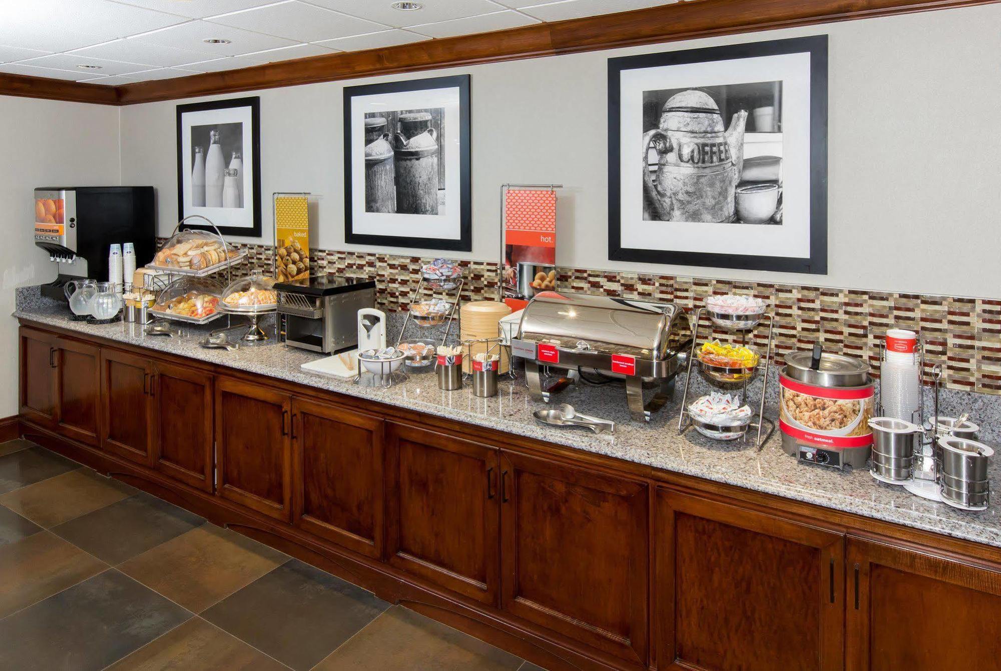 Hampton Inn Boston / Marlborough Restaurant photo